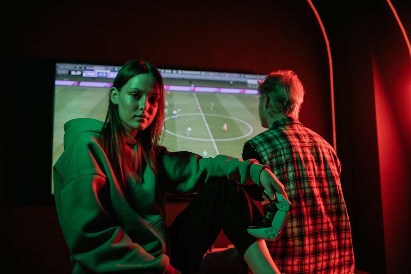 Man en vrouw spelen FIFA